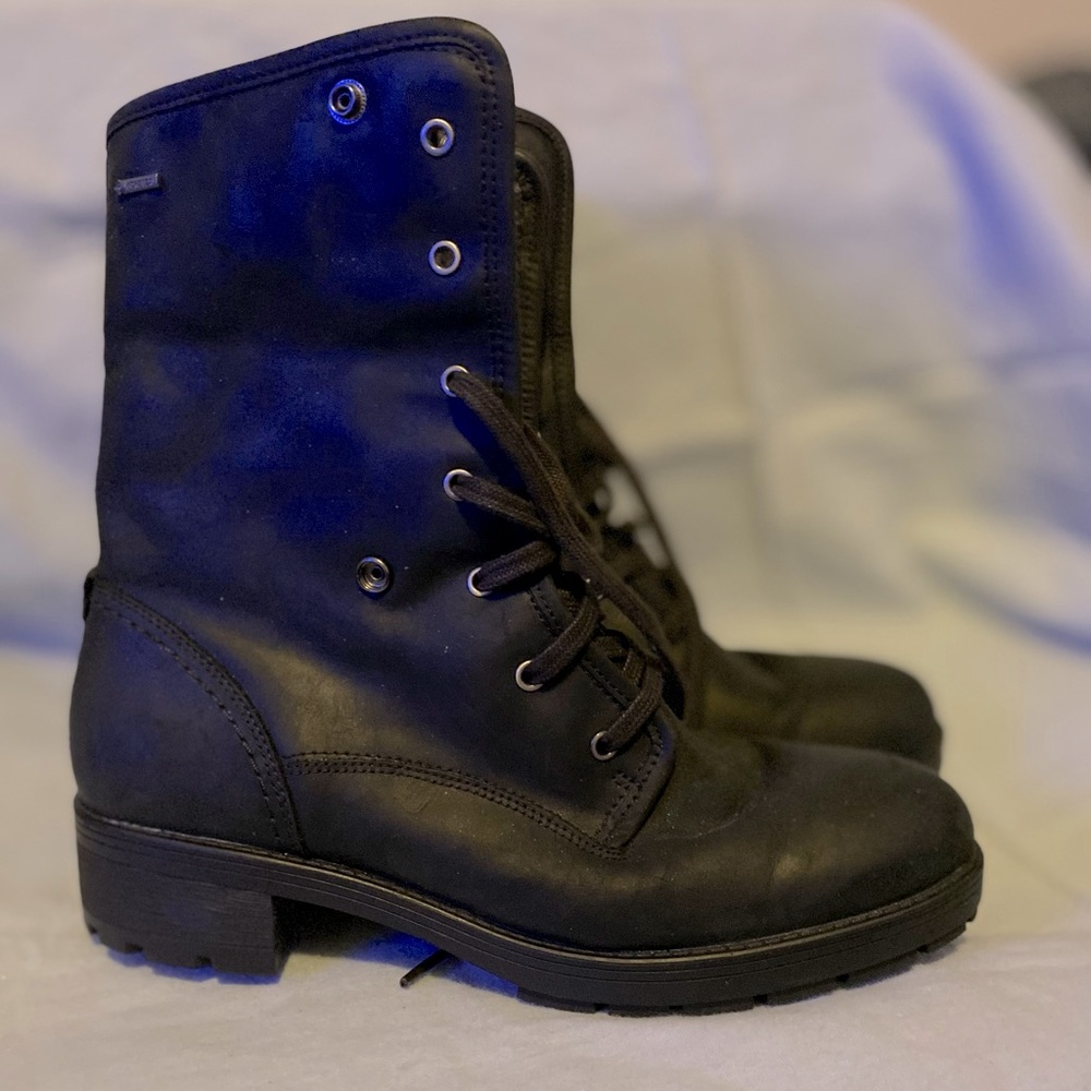 Women’s 9.5  Black Goretex
